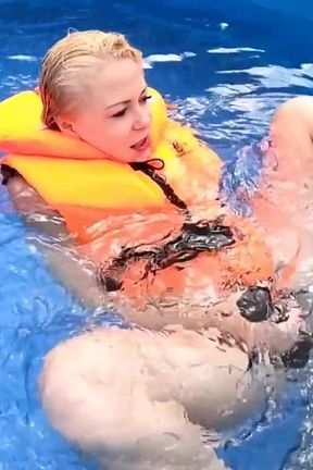 Life Jacket Vibe Play in the Pool