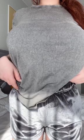Curvy amateur shows off her big tits and ass in a solo