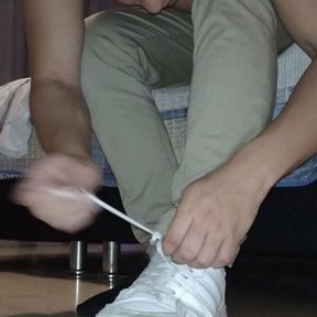 Latino likes to show his feet for you to masturbate