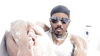 черный, душ, ванная – фетиш-фильм от первого лица о зрелой чернокожей канадской лесбиянке, которая мастурбирует