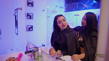 Valen y Danyla se dan una ducha de placer