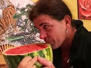 Curvy mother I'd like to fuck likes to take giant weenie