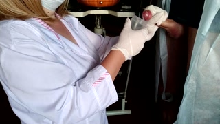 Suddenly cummed on the nurse while taking the sperm analysis
