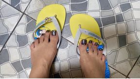 I went to the salon to get my toenails done with my flip flops on