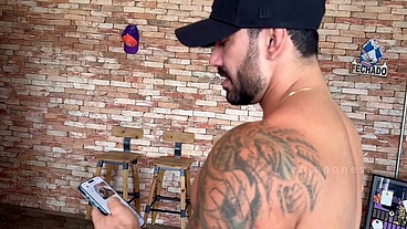 Cliente pauzudo me fudeu tão gostoso que acabei dando o cuzinho. Completo