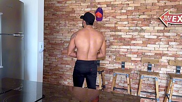 Cliente pauzudo me fudeu tão gostoso que acabei dando o cuzinho. Completo