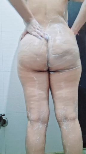 Desi bhabhi ko pataya aur fir nahate hue dekha chupke s   Clip 1