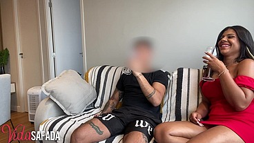 Fizemos a farra a três com novinho estrangeiro, desde a ultima vez ela adorou e pediu pra dar pra ele no pelo!