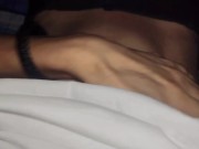 Hermoso Estudiante se masturba mientras todos duermen🤤🥵
