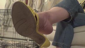 Shoe Dangling - Yellow