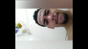 Sozinho em casa toquei uma bem gostoso at&eacute_ gozar