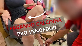 Esposa safada pagando calcinha e provocando um vendedor na loja de sapatos. Exibicionismo Real! Completo