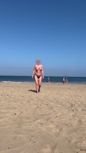 Brave babe shows off at public beach in Gran Canaria