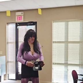 DeeDeeSlut69 Horny at the office