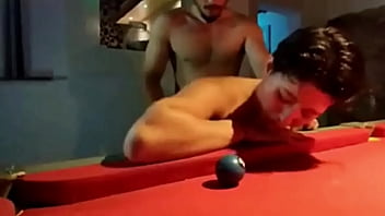 O boy pegou a gostosa no meio do jogo de sinuca