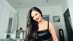 WORSHIP MY PUSSY THEN KISS HER