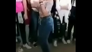 Colegiala bailando duro