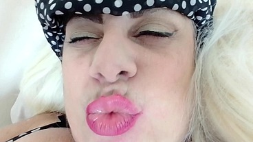 Vivi Guedez - ANAL PELO - desculpa pra sua mulher pra poder ir pra casa da sua amante logo depois que sai do trabalho já de pau duro, até por que sabe que a amante é maravilhosa mesmo e que vai meter