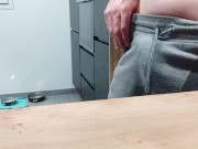 tard dans la nuit , je quite ma femme pour me branler dans la cuisine hummm