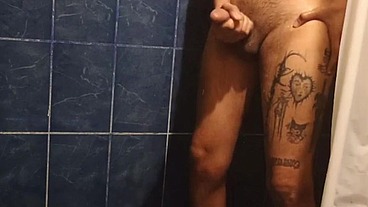 Me masturbo en la ducha — Peruano Alto y Tatuado