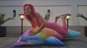 SPORT LEGGINGS BOOTY DESTROYS INFLATABLE DOLPHIN – ASS BOUNCING, FOOT STOMPING & POPPING