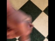 Bizarresex se branle et ejacule sur le carrelage