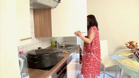 REAL HOUSEWIFE HAS DILDO FUN IN KITCHEN