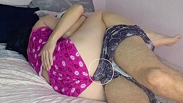 Meia-Irmã me faz ter ereção ao me abraçar quando dividimos a cama