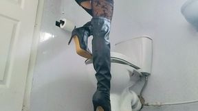 Nylon Scissorcutrix Toilet Break (mkv)