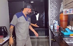 Casada recebe encanador sem calcinha!