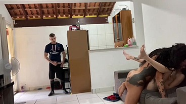 marido pega no flagra a namorada magrinha dando pra trans dotada, se junta a ela e os dois fodem a magrinha