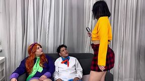 Velma fez Fred sair para buscar a m&aacute_quina de mist&eacute_rios e aproveitou para cair de boca na bucetinha da Daphne