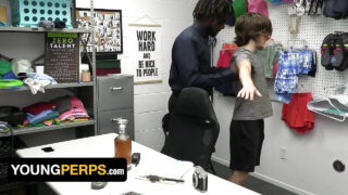 Rajua seksiä rotujen välillä suihinotto, rajun olon, siemensyöksy, ilman kondomia, kasvohoito, perän nuoleminen, nuoleminen, dominointi, kiinni jäänyt, toimisto – Anaalikimppa amerikkalaiselle teinille Devin Trezille