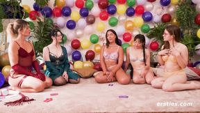 German Lesben Gush Choked im BDSM Panty Wrack Orgie zerstört