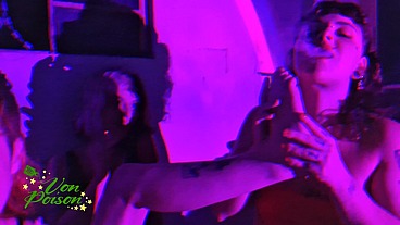 Gostosas tatuadas na festinha privada fumando e lambendo os pezinhos