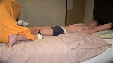 出張エステサービスを頼んだら綺麗な新人大◯生が僕の身体全体をローションでマッサージしてくれて、ついムラムラして勃起してしまい、、