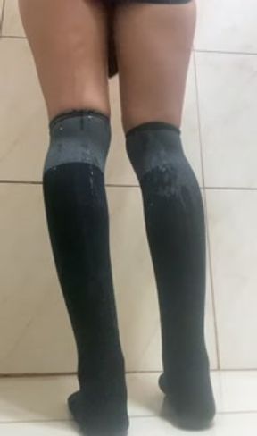 Peeing all over my socks / no panties / omorashi.