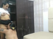 empleada de servicio queda atascada mostrando su enorme culo mientras limpia