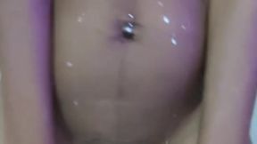 Tirando leite do peitinho e se masturbando de tanto tesão