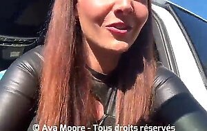 Jolie francaise se masturbe et gicle en femme fontaine dans les bois