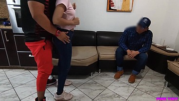 Esposa quiere que su Marido Mire como su Nuevo Entrenador de Reggaeton La Folla Bailando - Mi Marido es muy Complaciente hace todo lo que le pido Netorare