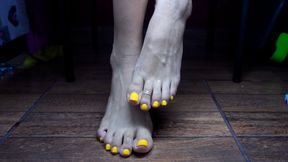 Don&#039;t cum so fast, I&#039;ll masturbate you with my feet