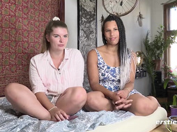 Lena S. und Natascha bringen sich gegenseitig zum Orgasmus bei intensivem Lesbensex