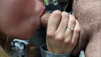 Nena joven amateur chupa polla en el ascensor publico le gusta mamar pene video completo en mi canal
