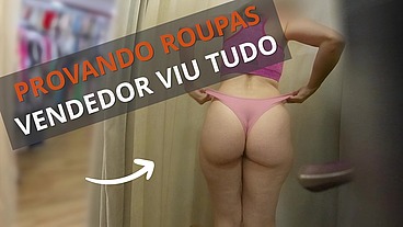 Provocando vendedor de uma loja de roupa. Deixei ele me espiar enquanto me despia.