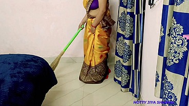 घर के पीछे बहन को बुलाकर उसको कुतिया बना कर चोदा