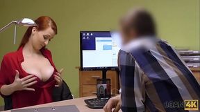 LOAN4K. La rousse Isabella Lui avec d'_&eacute_normes sir&egrave_nes a des relations sexuelles contre de l'_argent avec un agent de pr&ecirc_t