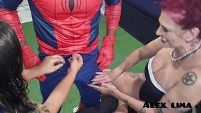homem aranha se depara com duas taradas gostosas . paty bumbum . e . melissa devassa . e meteu a rola nas duas