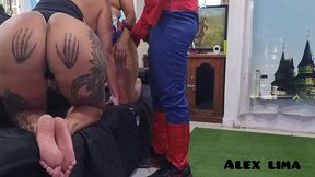 homem aranha se depara com duas taradas gostosas . paty bumbum . e . melissa devassa . e meteu a rola nas duas