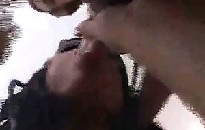 Du foutre lui coule du cul